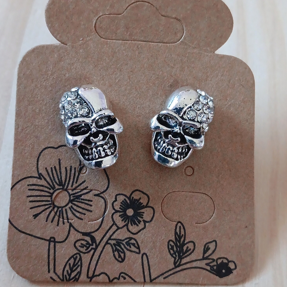 Antique Silver Look Skull 💀Stud Earrings New! - Picture 3 of 3